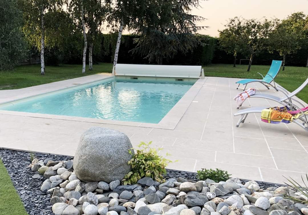 Réalisation d’une piscine en béton avec terrasse à Séméac par Astegno Maçonnerie
